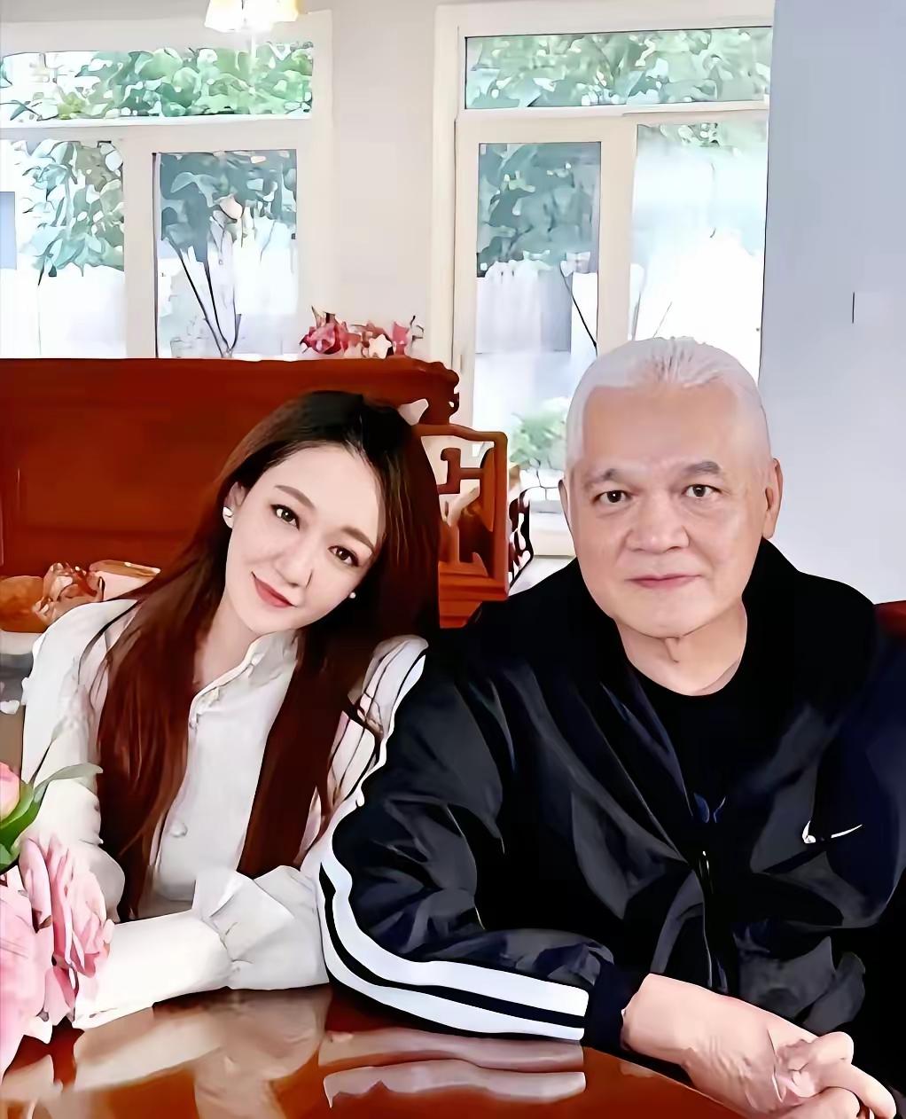 69岁半身不遂，瘫痪4年全靠37岁未婚女儿辞职端屎端尿，谁能想到，这连站直都费劲