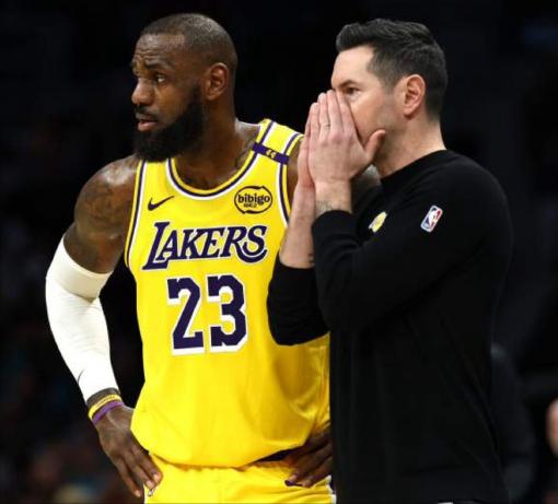 湖人连败时，雷迪克：詹姆斯出战背靠背对球队不一定是好事。湖人连胜时，雷迪克：希