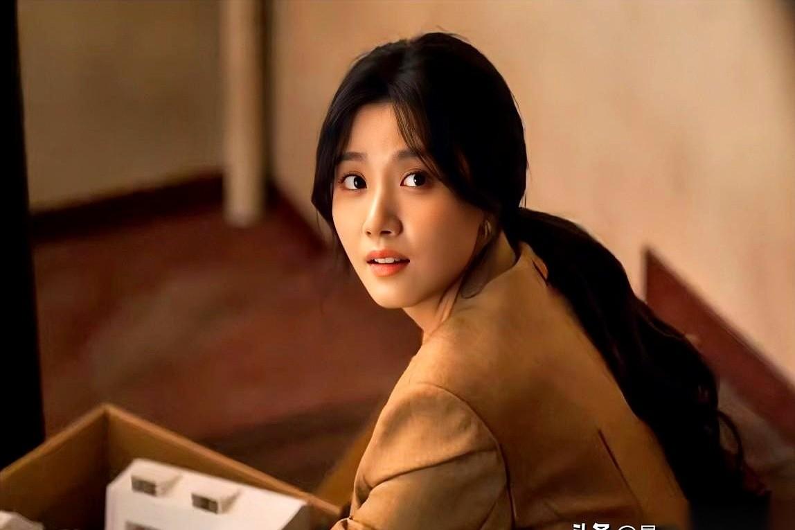 总有人盯着卢昱晓的腿看。说不直，说有点弯。我每次看到这种评论都觉得特好笑。