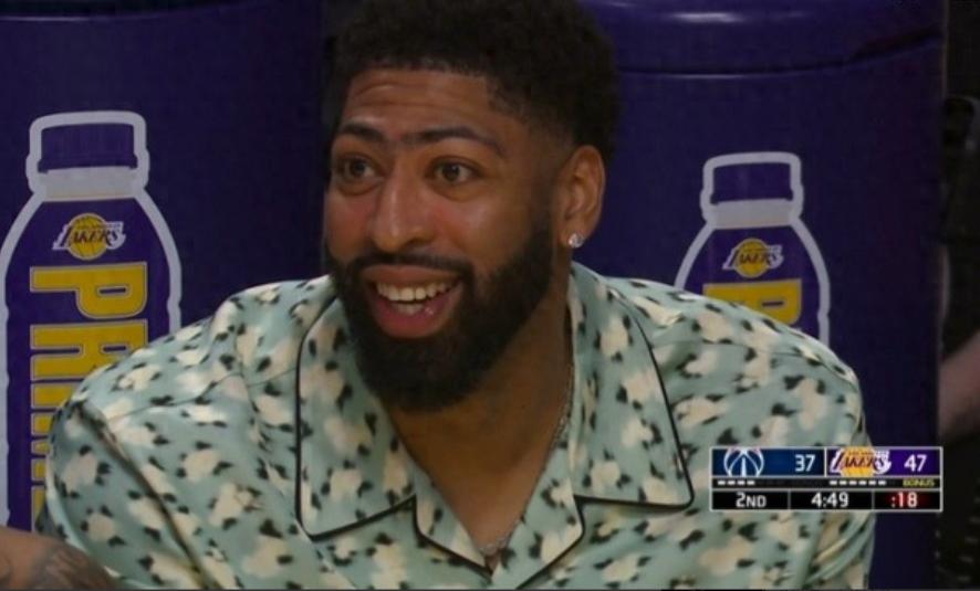 快看快看，浓眉被交易后首次来湖人，他自己都不好意思了！今天湖人在主场打奇才。