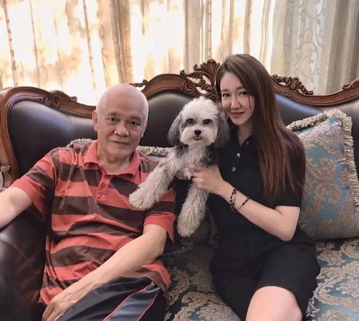 一天夜里，贾妮愤怒申军谊吼道：“咱们都同居8年了，你到底什么时候娶我？申军谊