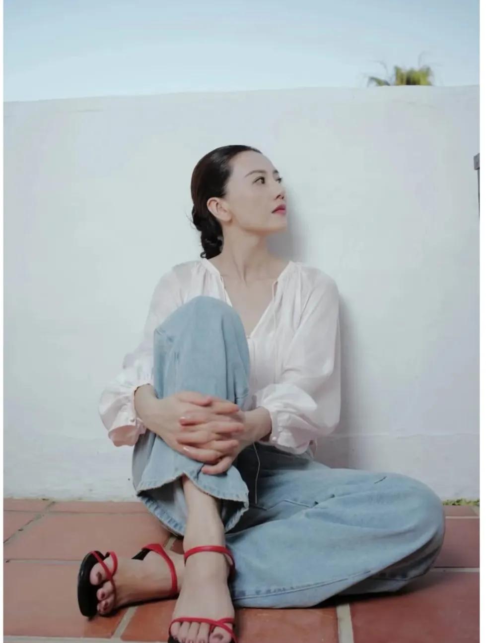 高圆圆，红色凉鞋好显脚白。