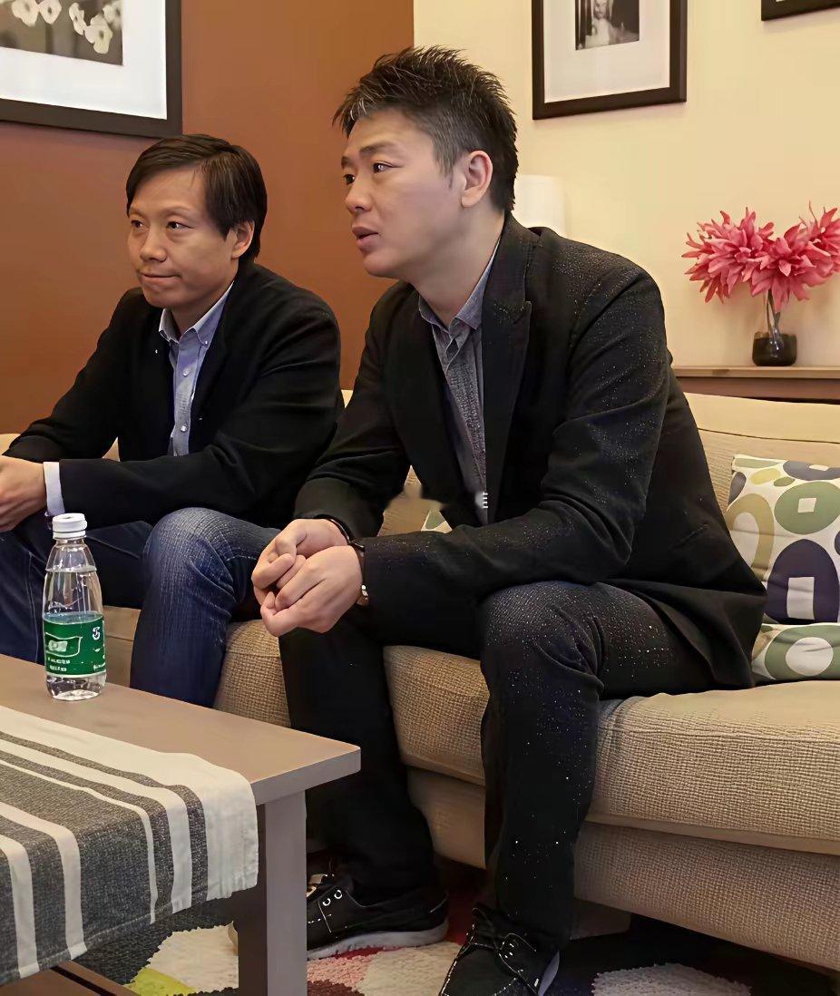 刘强东在富豪里真不算丑的，在同龄人里五官算标致了，只不过章泽天长得太漂亮了