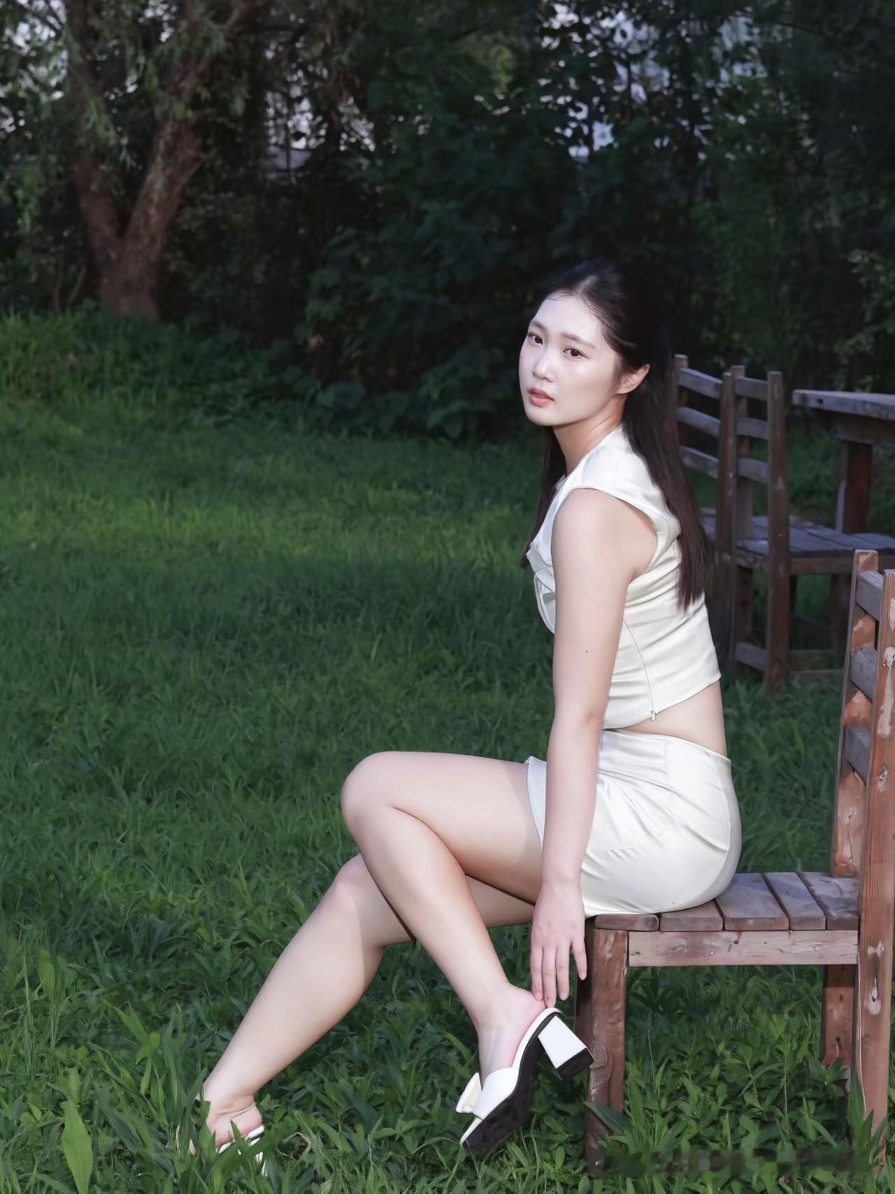 走进充满生机的户外草地，感受微风拂过，整个人都变得清爽自在。
