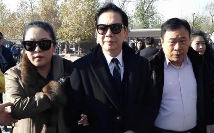 当镜头扫过葬礼现场，我发现一个诡异细节：周星驰没穿西装，刘德华没戴墨镜，所有人都