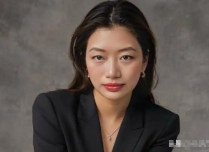 这个女孩名叫PremaThongdok。她从英国去日本的途中，在上海中转，被我