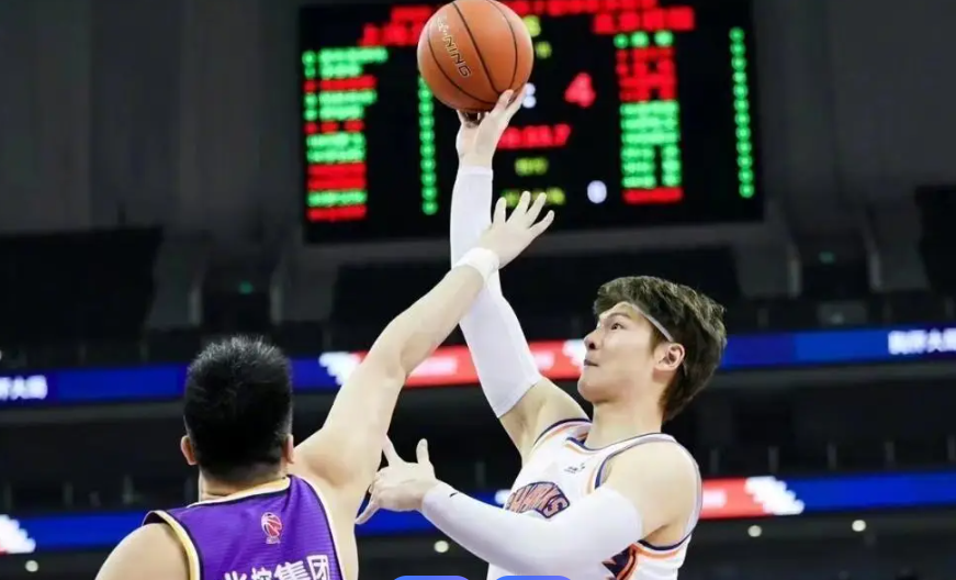 卢伟不容盲目乐观！上海队为冲冠，新赛季阵容继续补强，花费超过1个亿拿下张镇麟