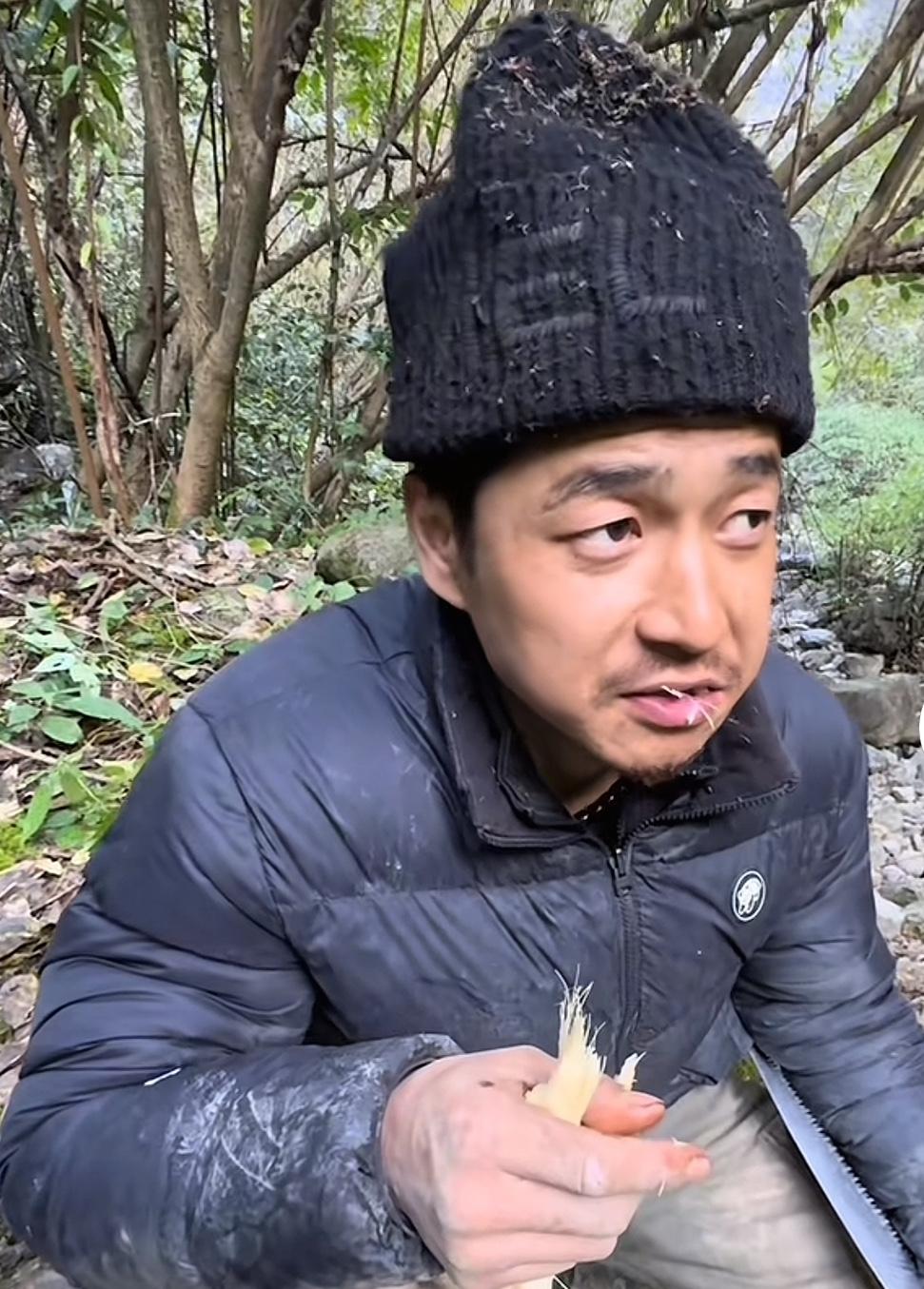 荒野求生第十天，10名选手每人进账2000，目前没有人退赛。但今天文车车以上厕所