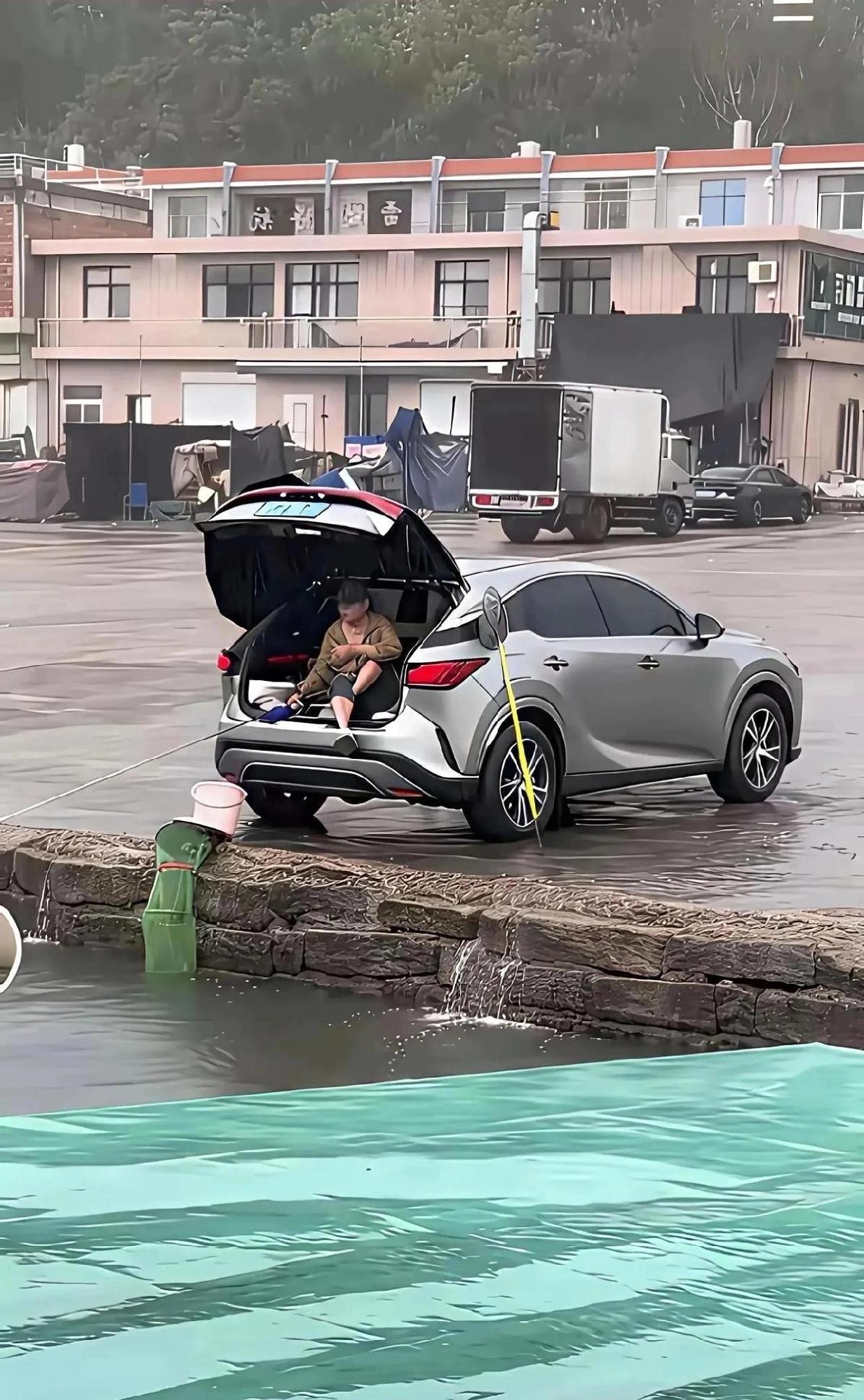 既能遮风又能挡雨的，这钓鱼真的是巴适的很！