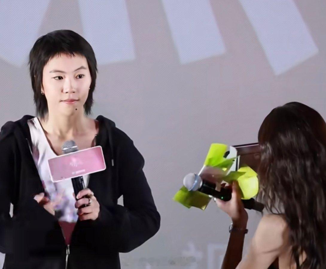 有窦靖童在的地方只能截到宋妍霏的侧脸，不过我有一个问题这两个人谁是t谁是p啊？