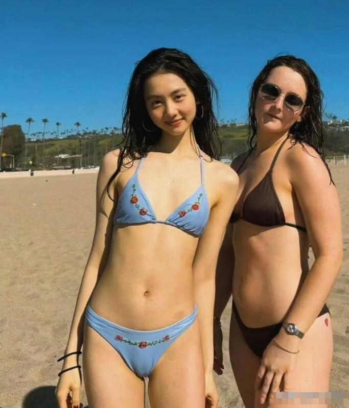 黄多多正式进入娱乐圈！3月19日，黄磊的女儿黄多多在美国晒出自己穿比基尼的性感