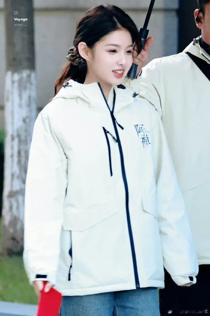 艾米把头发梳成大人模样“艾米把头发梳成大人模样”这一话题一出圈，便收获无数网