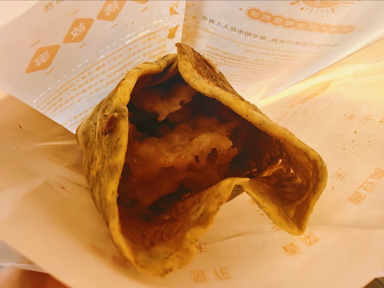 在天津被早餐店摊主暖到了排队很久的煎饼果子吃上了！