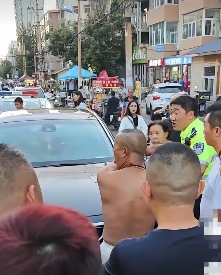 一只到处乱窜的狗被车撞死，一光膀子男拦住车，不让司机走，索要赔偿——关键是他既没