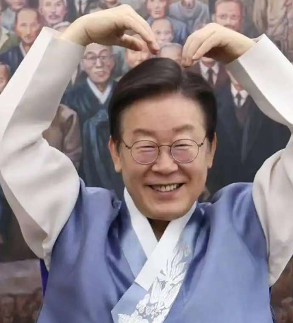 韩国总统李在明在竞选总统的时候，答应韩国民众，如果一旦竞选，他就会在“中美”两国