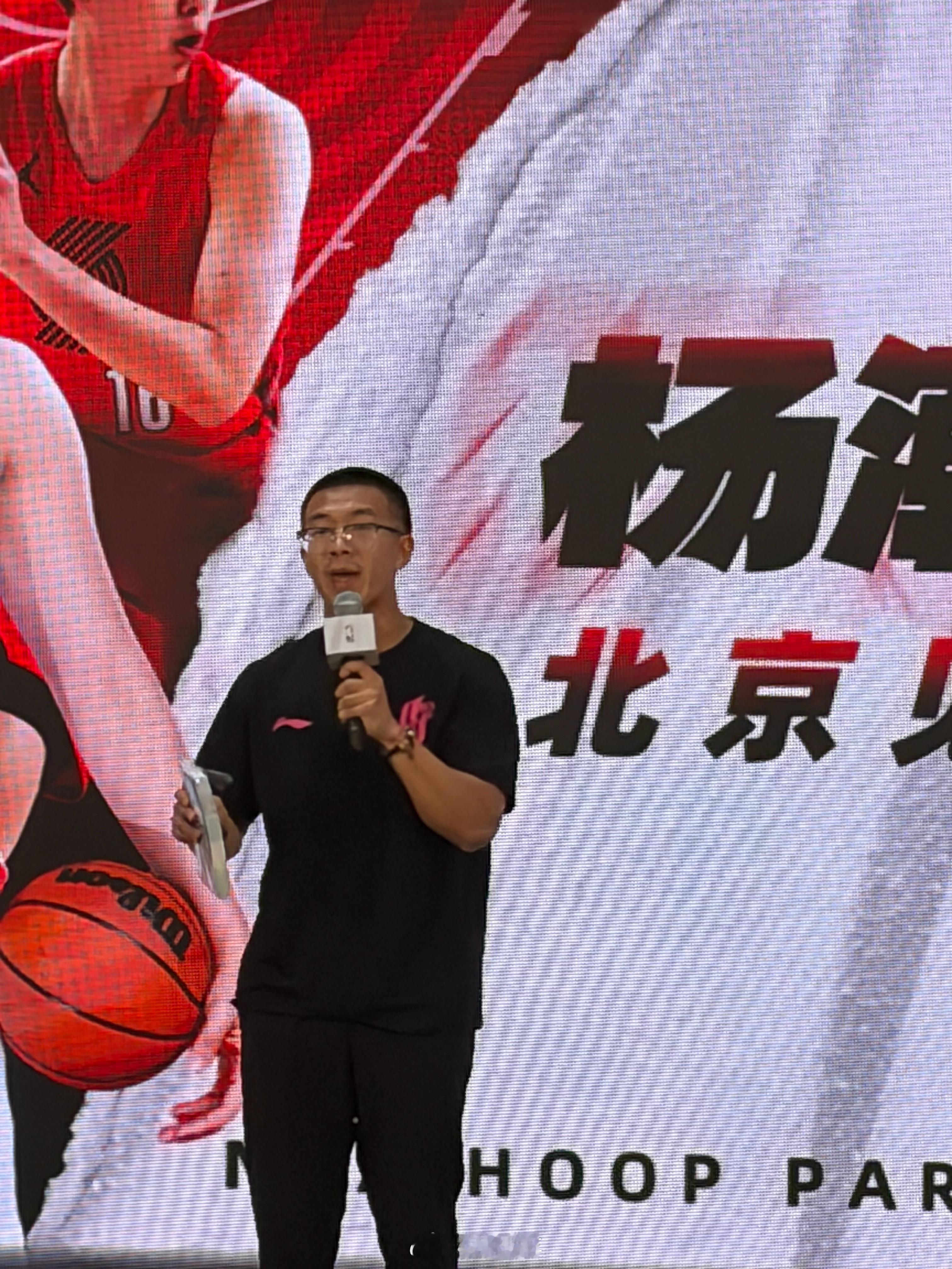 杨瀚森的随行翻译刘禹铖透露，杨瀚森在挑战NBA的路上很刻苦，也很辛苦，试训期间每