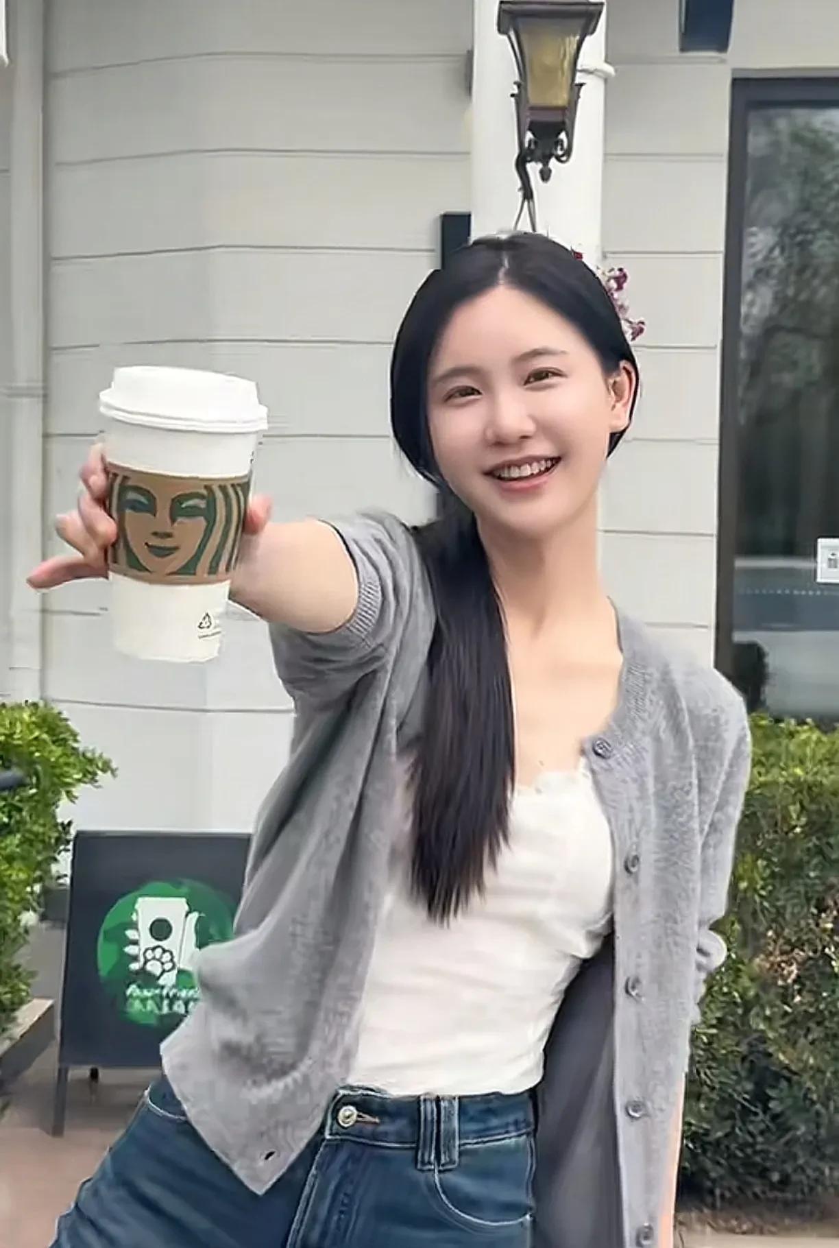 抛开赖文峰和杨钰莹不说，就单单说楚玲，她长得真的挺好看的，瘦瘦的身材，肉肉的脸，