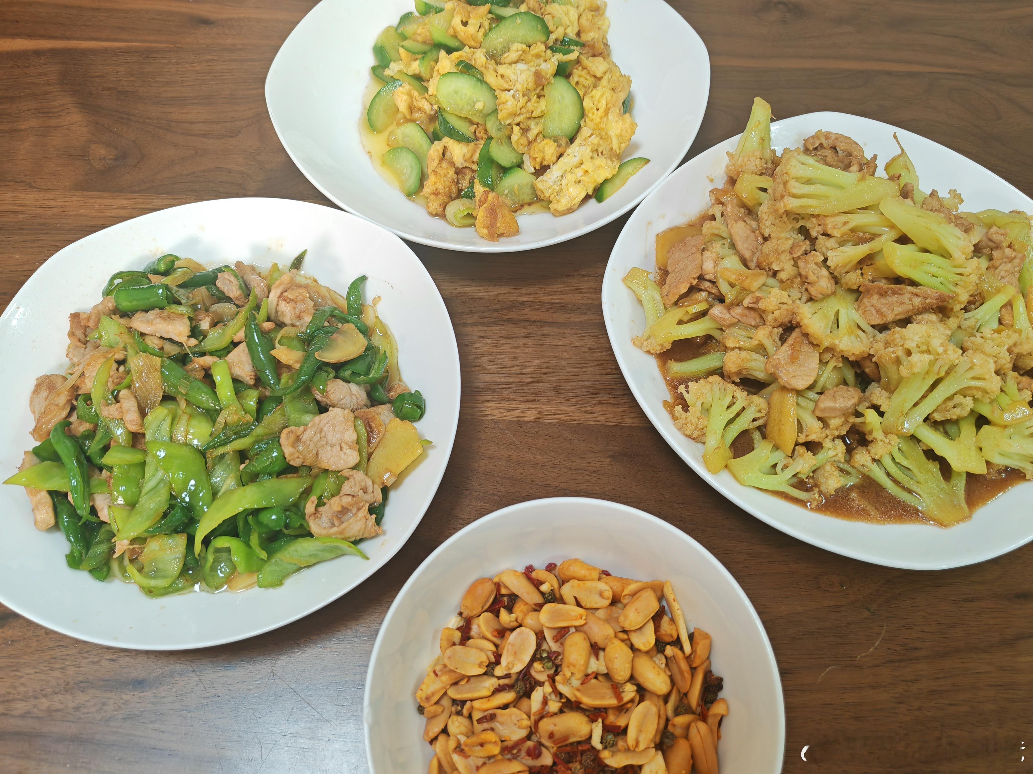 开饭啦，今天两个人四个菜，喝朋友2012年送的酱酒，已经很柔了，也很舒服。