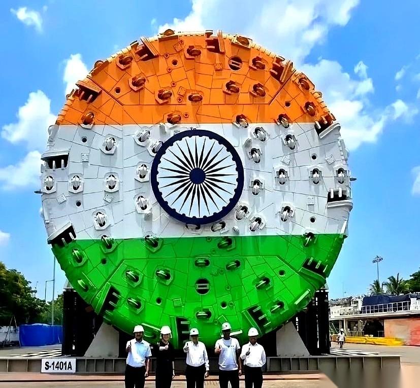 就这两台铁疙瘩，在广州港硬生生停了大半年。印度那边，从媒体到官方，眼睛都望穿了