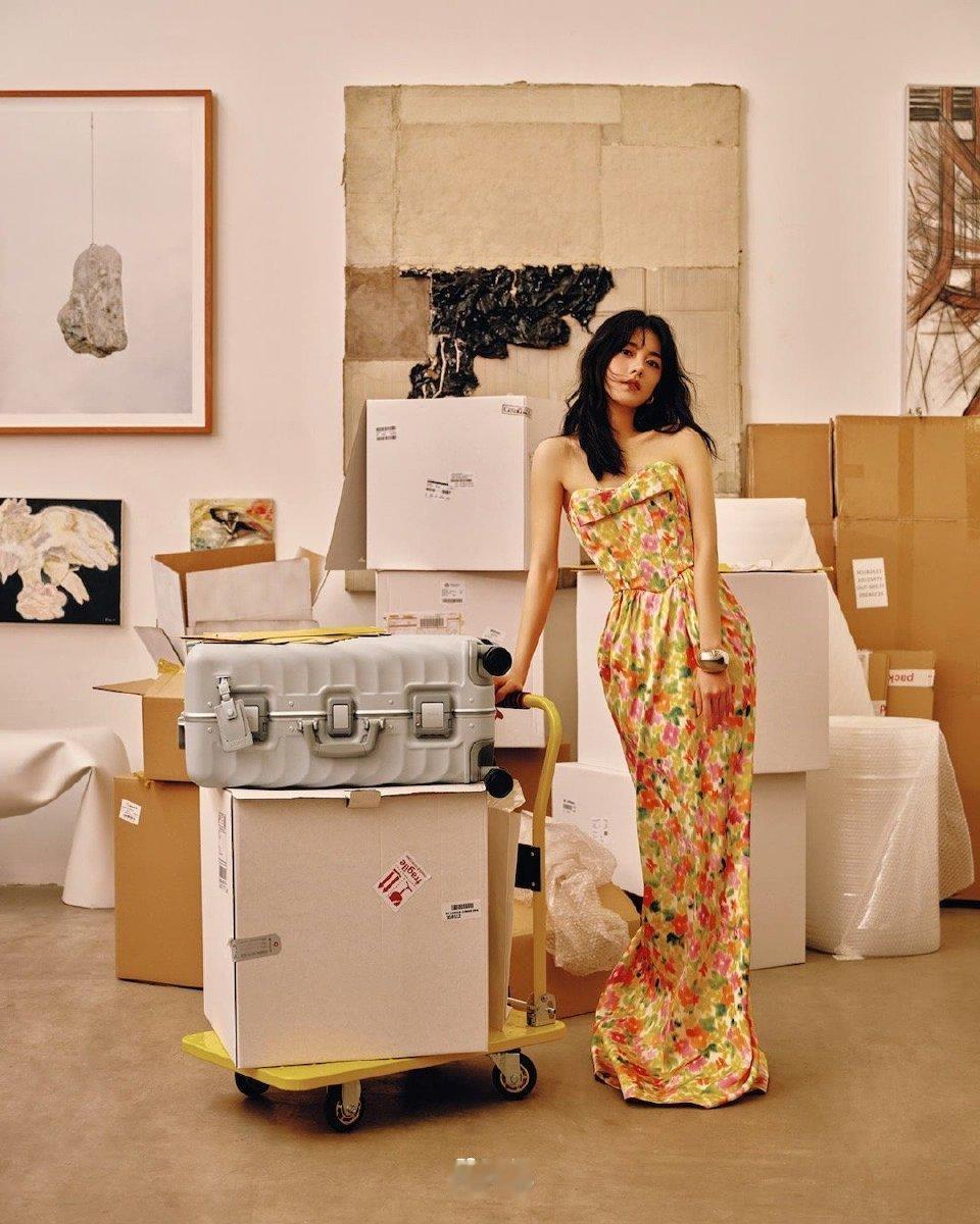 赵今麦机场给粉丝飞吻赵今麦赵今麦