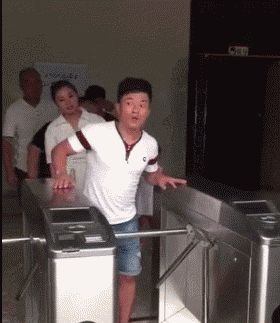搞笑gif: 这几只小乌龟跑得还挺快的