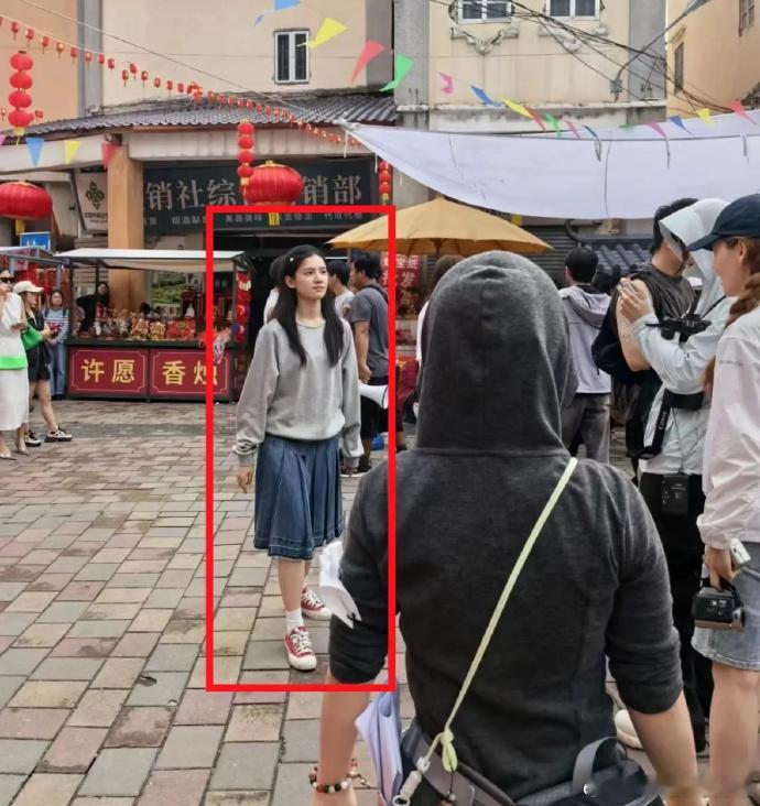 张婧仪生图惊艳，高挑纤瘦气质佳，演技亦能打。这般出众模样，真盼她多多投身电视剧拍