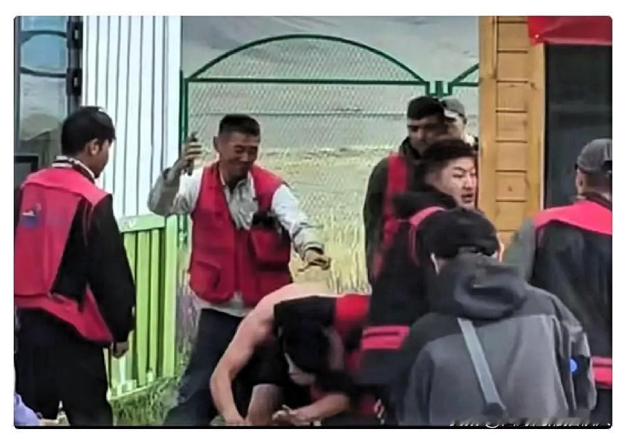 赛里木湖打人这事，一个新疆本地人说出了根本原因。涉事检票岗位员工遇事不懂得