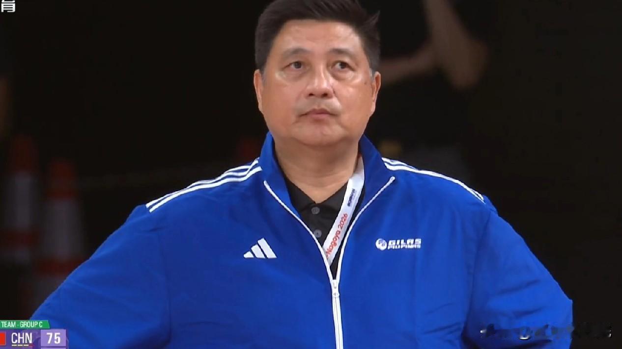 菲律宾主教练脸色铁青，被中国男篮亲手淘汰出局确实不好受！中国对阵菲律宾的比赛