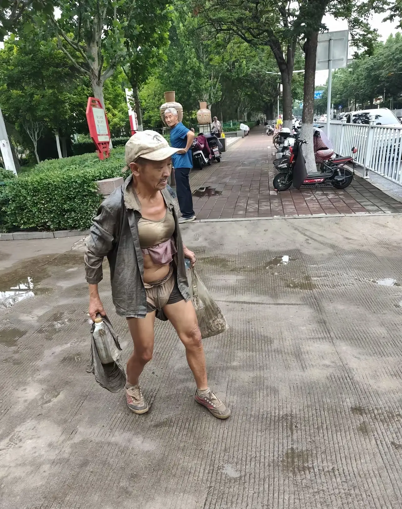 这种不劳而获，靠拣垃圾桶里边的食物混日子，你可怜他吗？