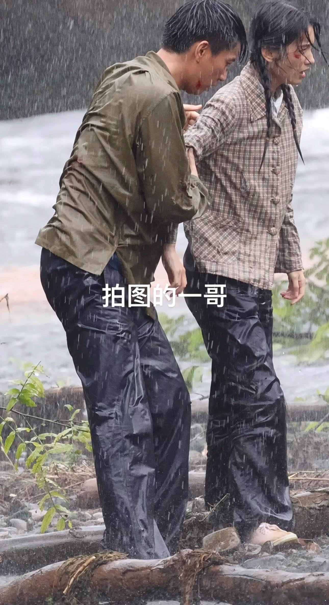 周也、王子奇《红舞鞋》路透，云南应该挺冷的吧，这样湿了还趴在地上[哭哭]​​​