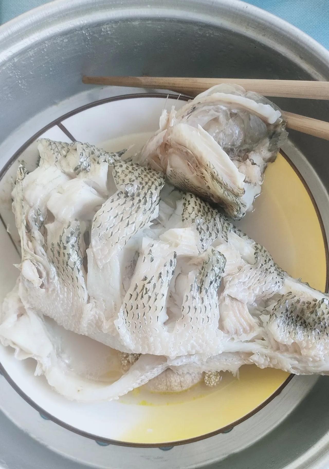 我做的清蒸鲈鱼还行吧，我啥都没放，直接花刀后上锅蒸了十二分钟，然后用生抽，陈醋，