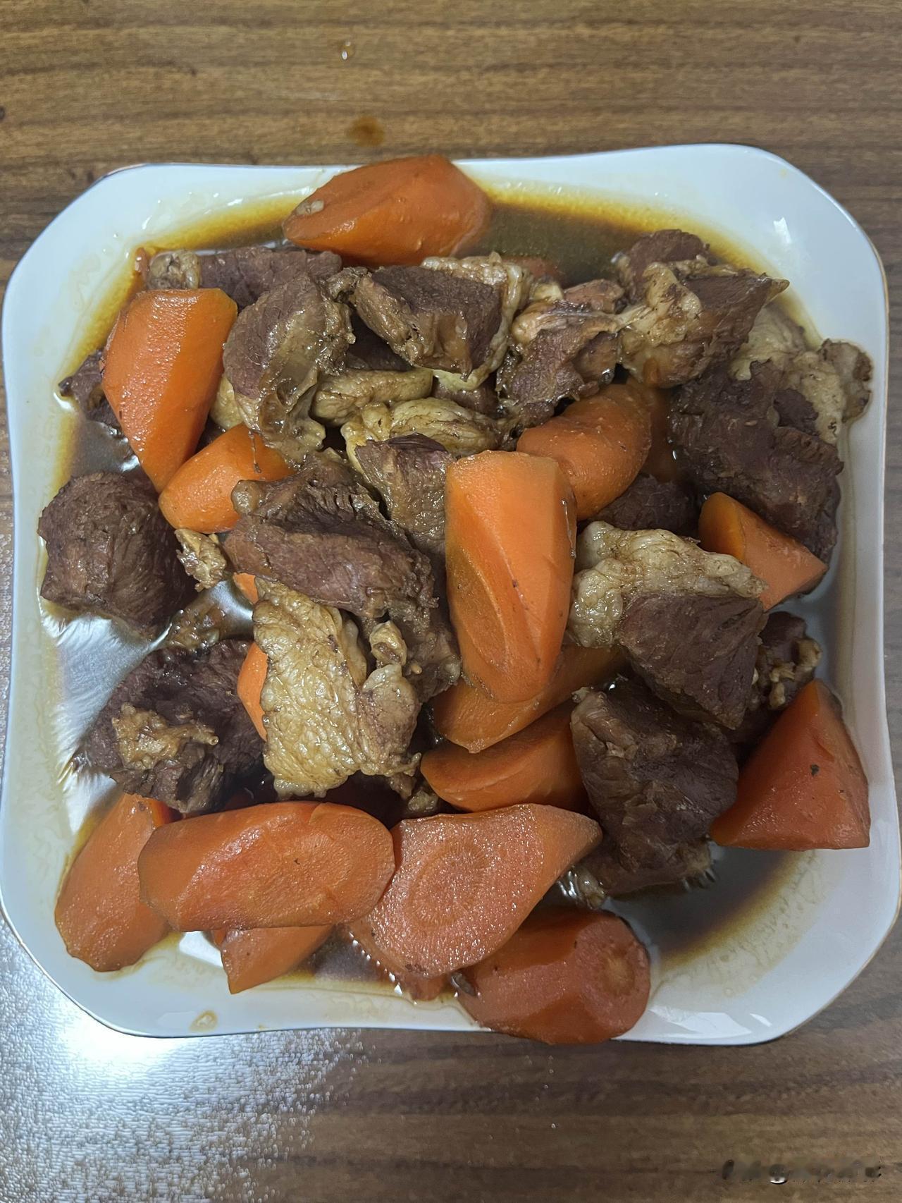 好友们晚上好！春安吉祥，晚餐香香！今天的晚餐：红烧羊肉胡萝卜素炒圆白菜红薯