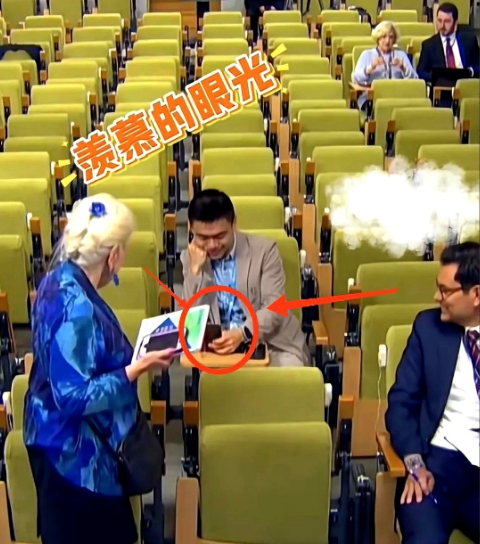 徐德智，你不要太嚣张了！在联合国例行发布会前，徐德智没有将自己的两折叠手机收