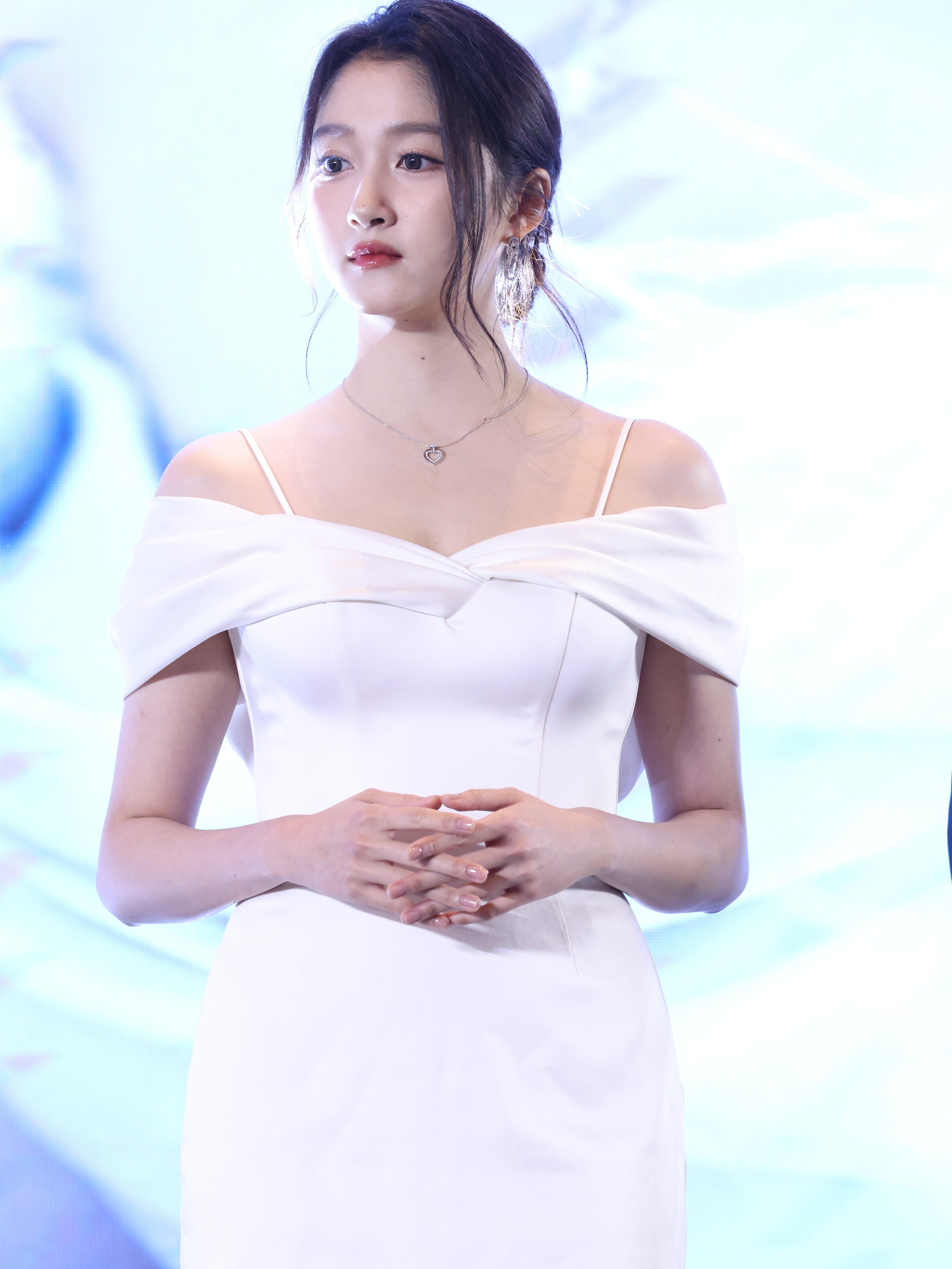 关晓彤活动生图，一字肩吊带裙身材比例惊人