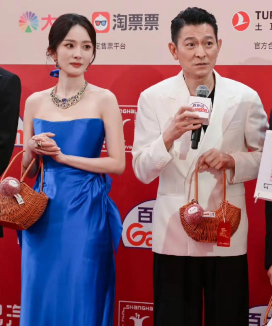 #杨幂回应和刘德华挽手走红毯#杨幂和天王刘德华携作品《长安的荔枝》走海国际电影