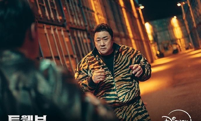 马东锡主演奇幻动作韩剧《十二使者》首曝剧照。该剧以东方十二生肖为背景，讲述以人的