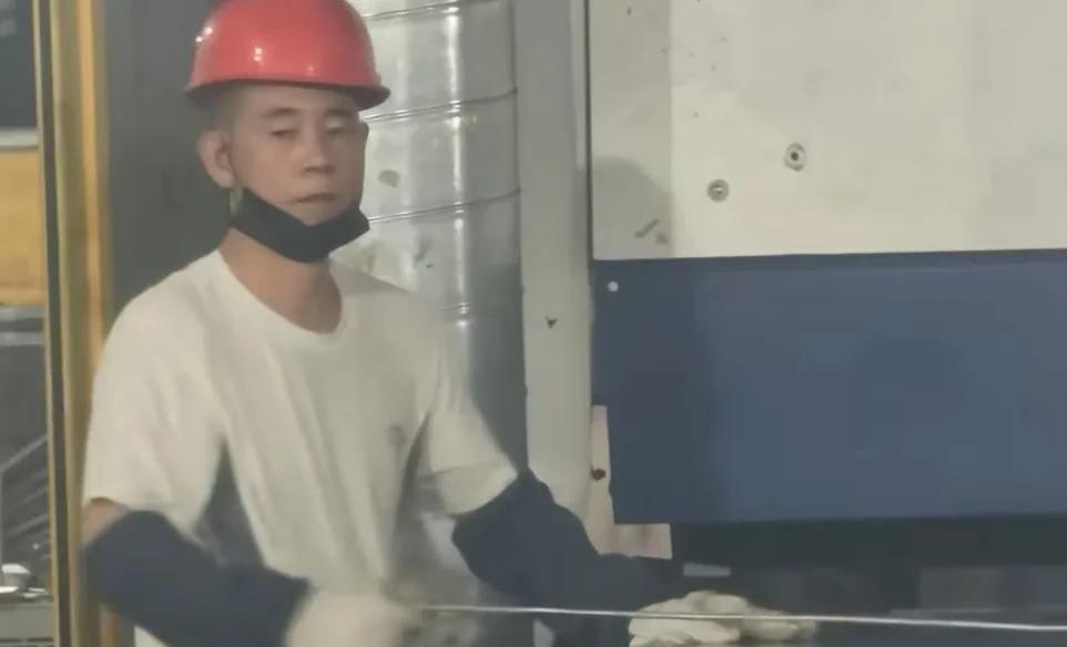 视频已经火了，陈小春那边还没动静。一个福建工厂里的普通大哥，就因为那张脸，全网