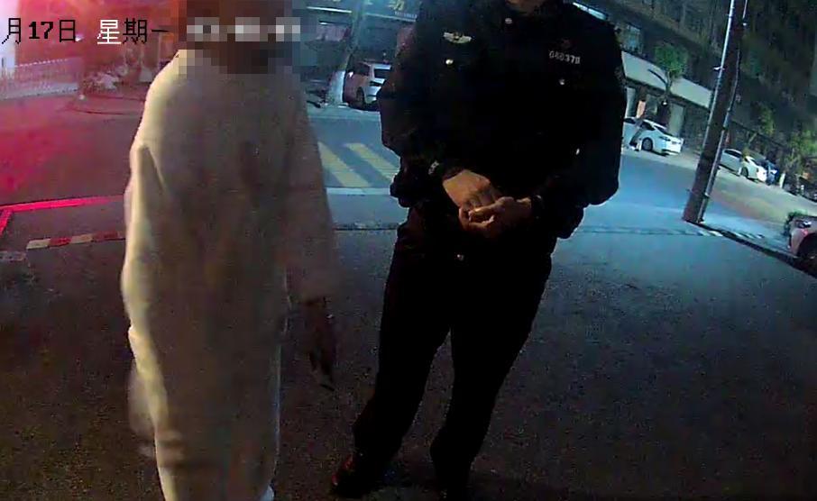 说起嘉兴这起案子太有戏剧性了！凌晨三点多，有个叫李某的姑娘火急火燎打110，