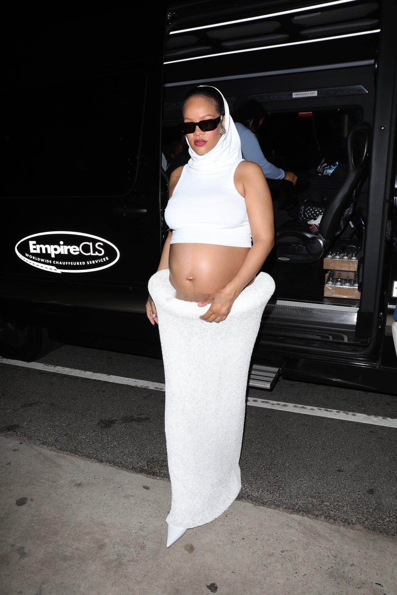 Rihanna的孕期look永远这么吸睛👇（裙子👗来自Alaïa）​​​