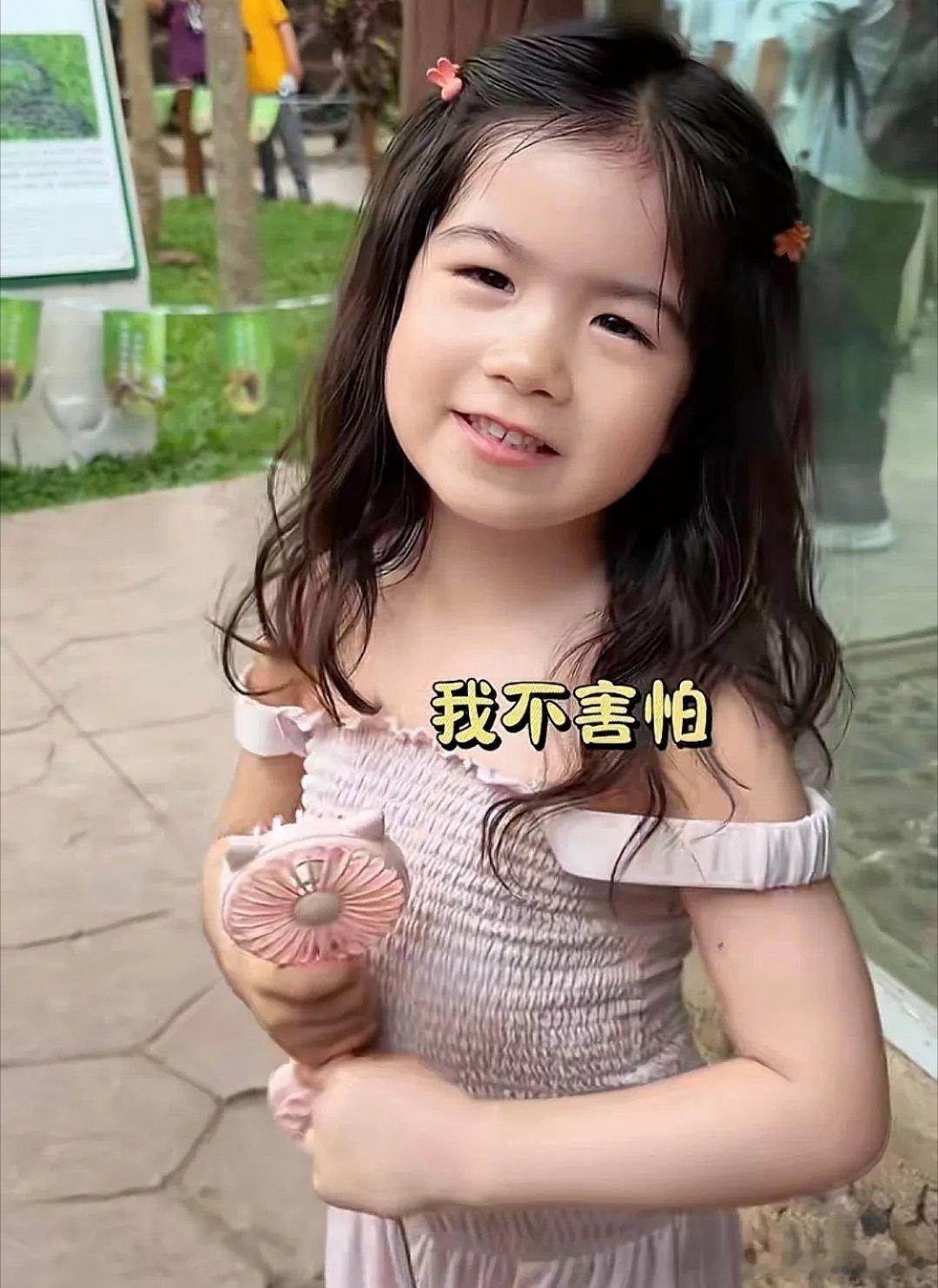 姜潮夫妇携儿女出游云南野象谷，一家人氛围感满满。38岁麦迪娜状态格外出众，身形高