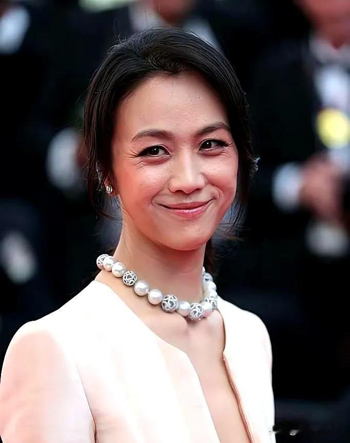 汤唯脖子上那串“鸽子蛋”，懂行的都倒吸一口凉气真不是普通珍珠，是顶级的南洋白珠