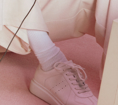 仔细看田栩宁脚踝也挺细的，手指也好看