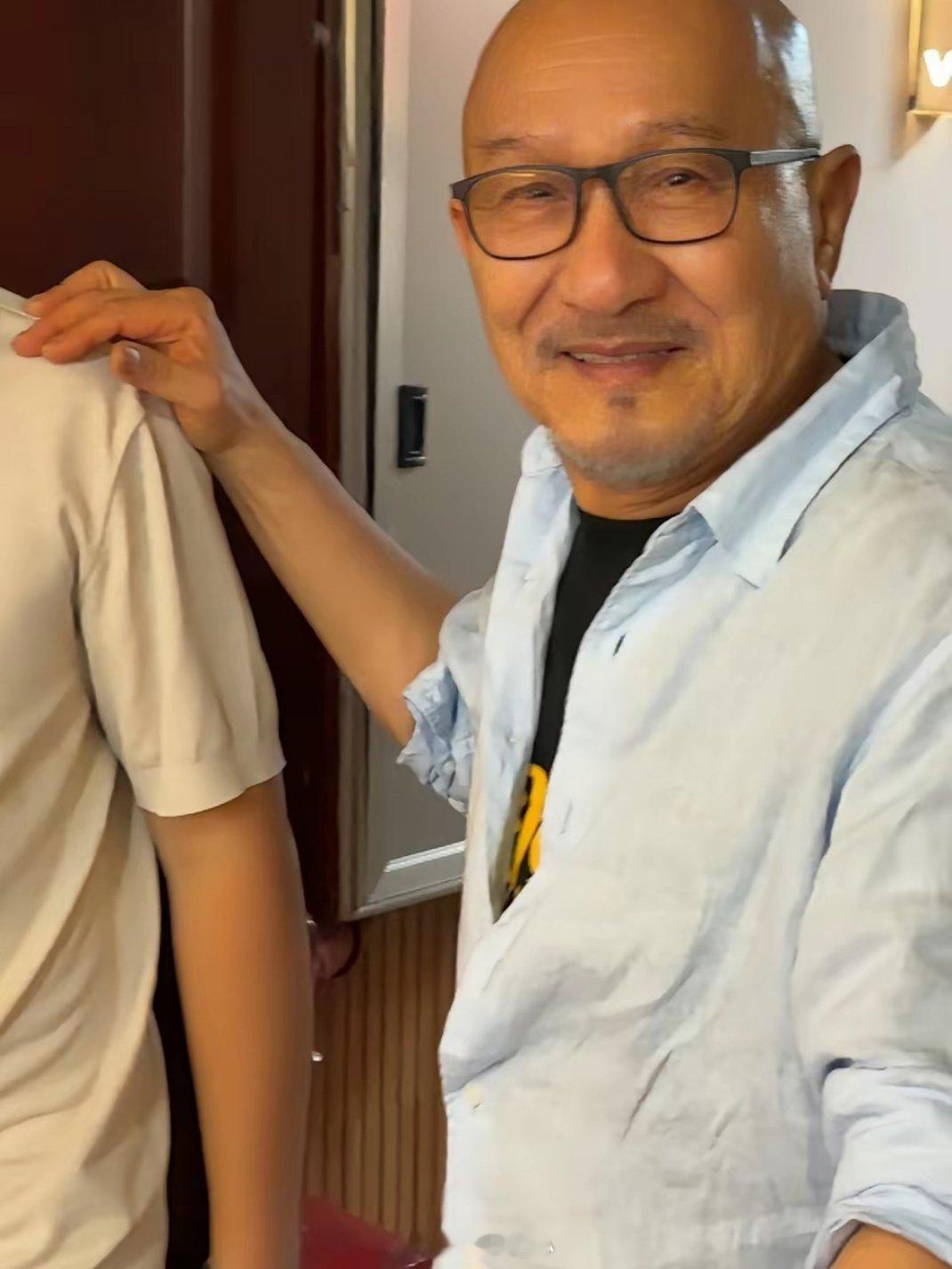82岁的麦嘉跟年轻的时候一点都不像了…圆润起来咋看着有点像中年成龙了。​​​