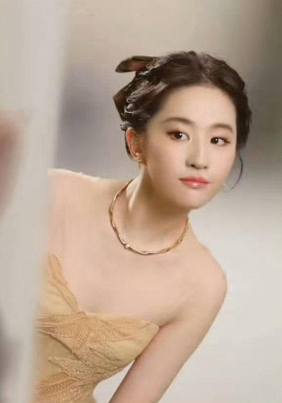 刘亦菲德芙新广告甜度拉满！刘亦菲状态绝了，灵动又软萌，眉眼间满是温柔灵