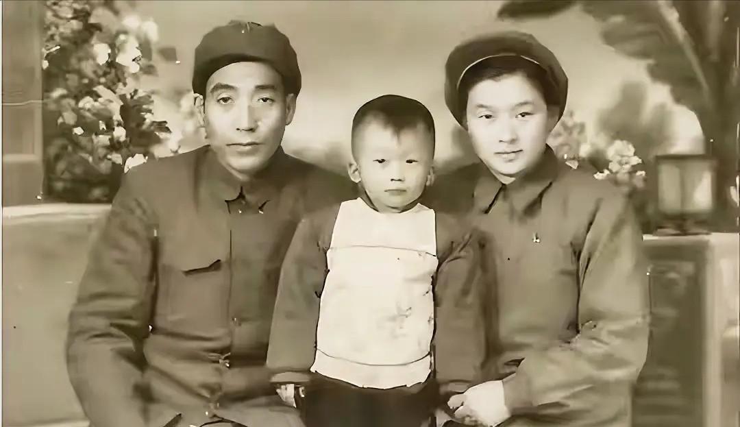 1952年，志愿军铁道兵三师师长黄振荣回国治病，给他看病的女军医周兰说，她和恋人