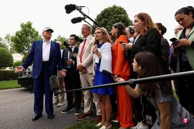 逆行的公民！不得不佩服以色列的公民由于伊以冲突，很多国家纷纷通过陆路把在以色