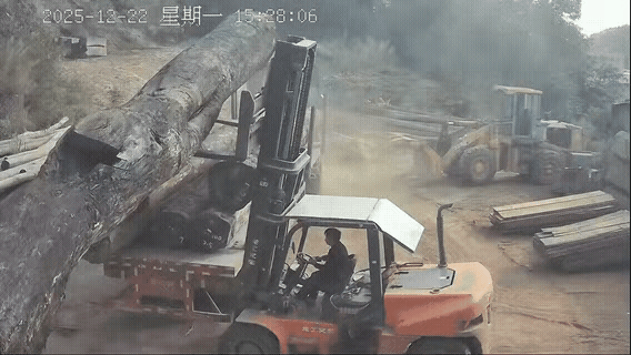 新手叉车司机上岗，下次应该长记性了。