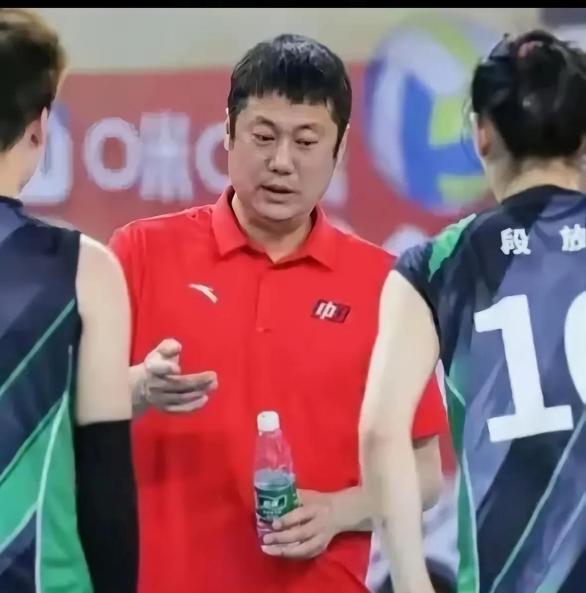 一夜未眠！赵勇的中国女排彻底被波兰女排打回原形！昨晚女排输给了波兰队，接下来面