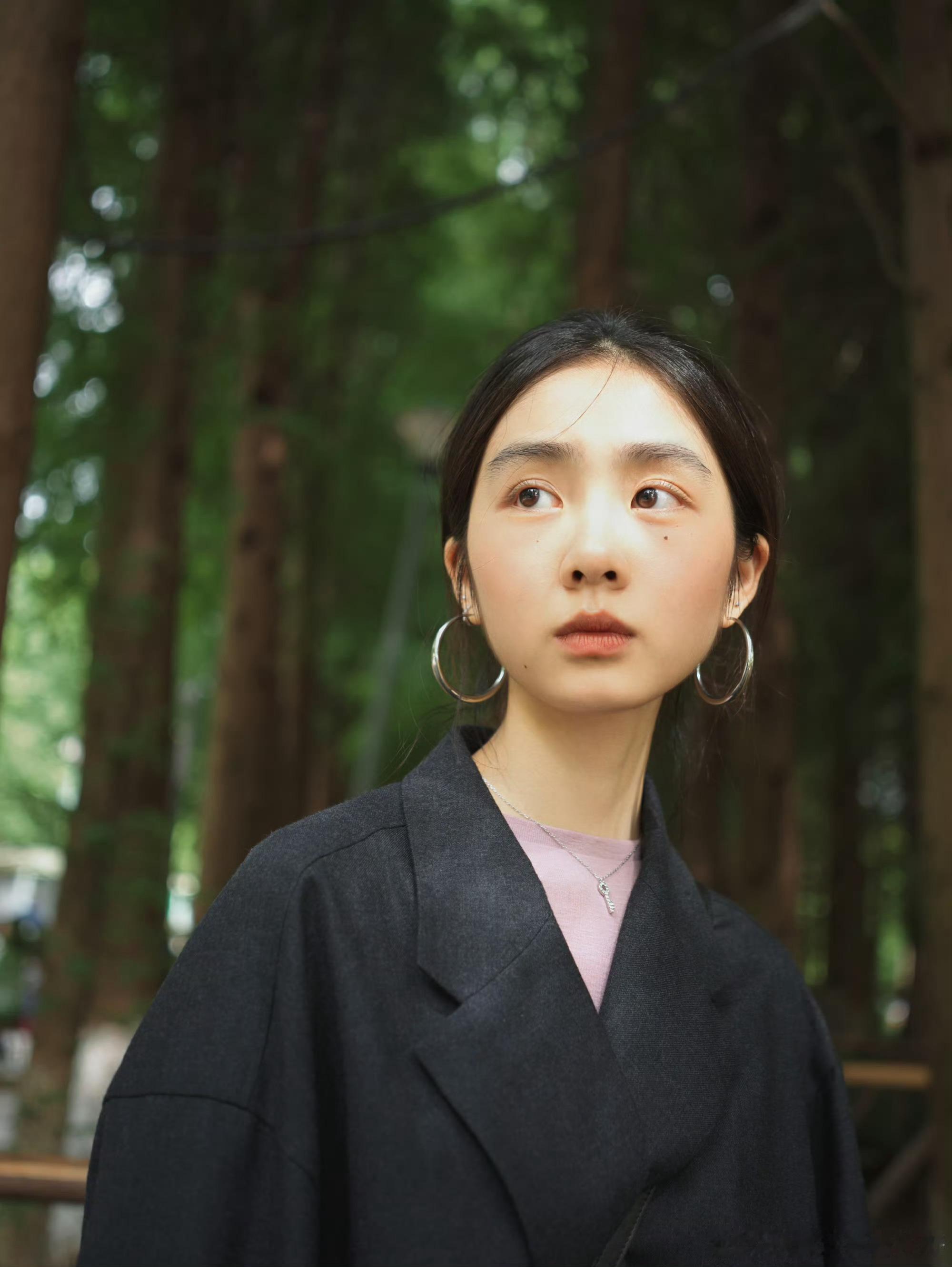 黄多多晒与弟弟妹妹合影黄多多好饱满的后脑勺一家人同框温馨又自在，多多圆润饱满的