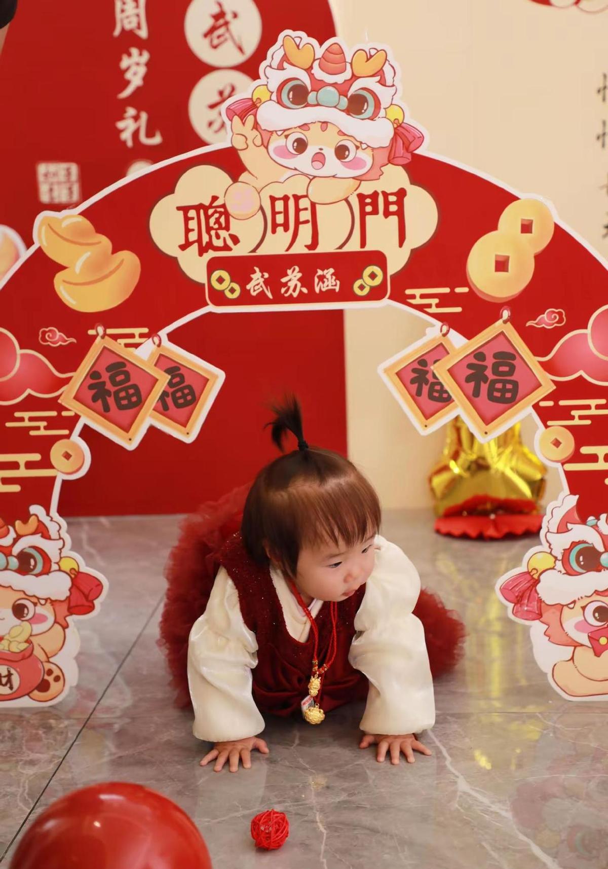 农历九月二十二，娃一岁了。小脚丫第一次自己站稳，小手一把抓了玩具没抓钱。没办